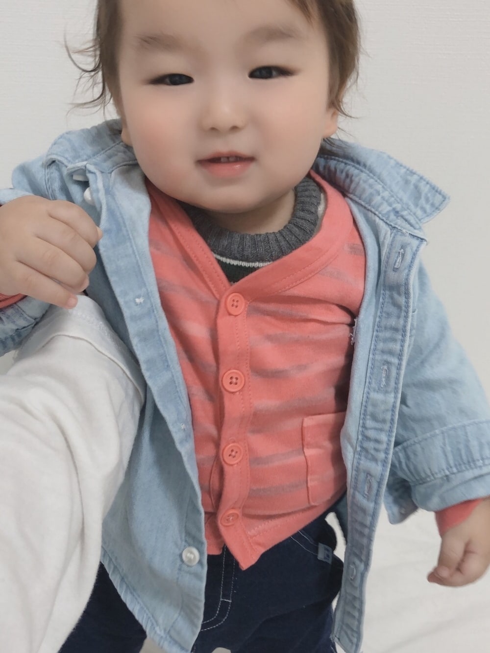 「キッズコーデ、キッズファッション、おしゃれさんと繋がりたい、休日スタイル、プチプラコーデ、ゆるコーデ、むすこーで、男の子コーデ、ベビーコーデ、ピンク」｜「赤ちゃん本舗のアイテム（カーディガン/ボレロ、ピンク系）」を使った、あっくんさん（キッズ・70cm）の秋コーディネートの1枚目の写真