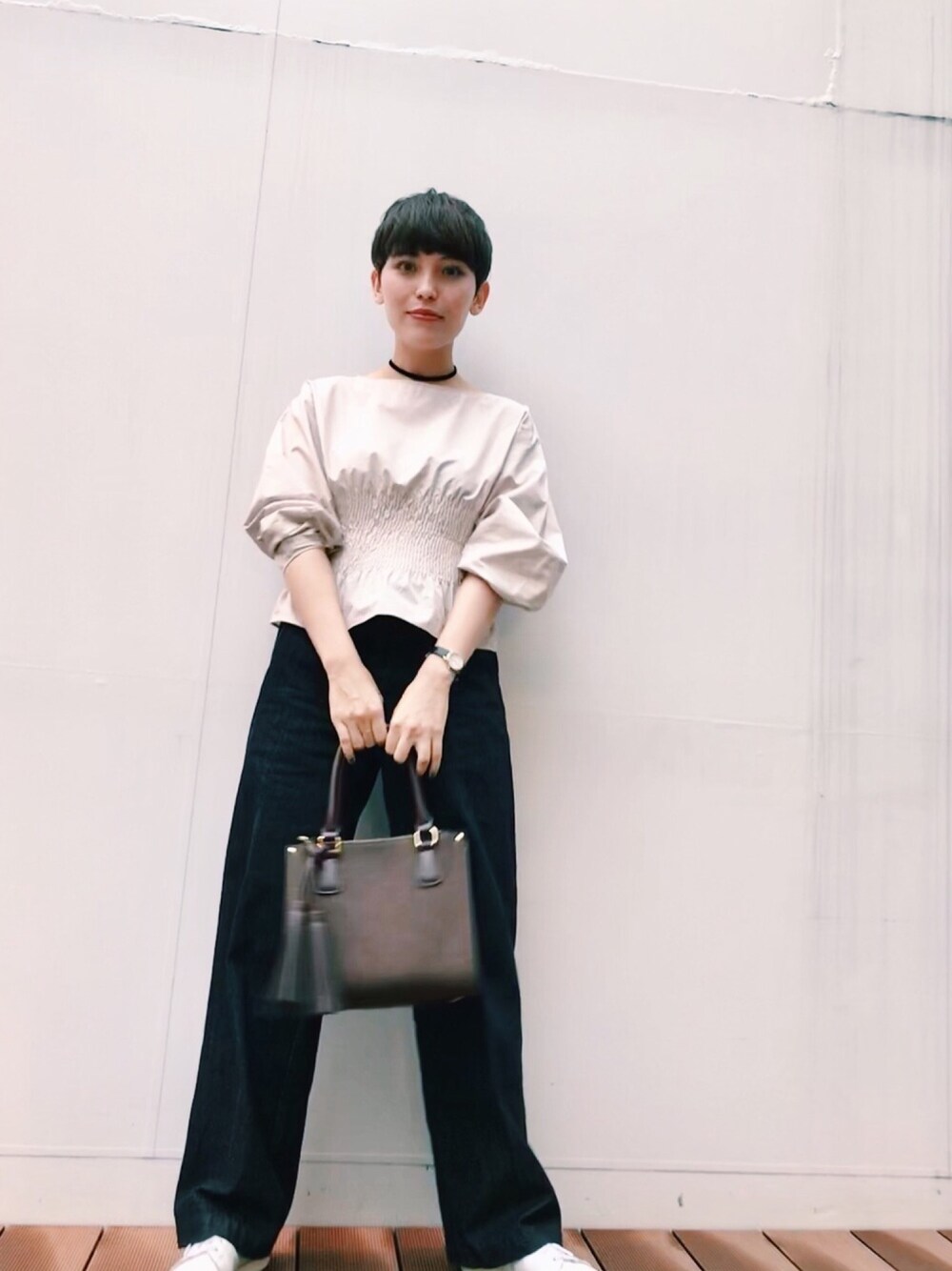 「秋色、ボリューム袖、デニムワイドパンツ、デニム、秋服準備はじめました、キレイめ、パンツスタイル、スニーカー、ショートヘア」｜「THE SHOP TK のアイテム（バッグ、ブラウン系）」を使った、AYAKA IDEさん（レディース・164cm）の秋コーディネートの1枚目の写真