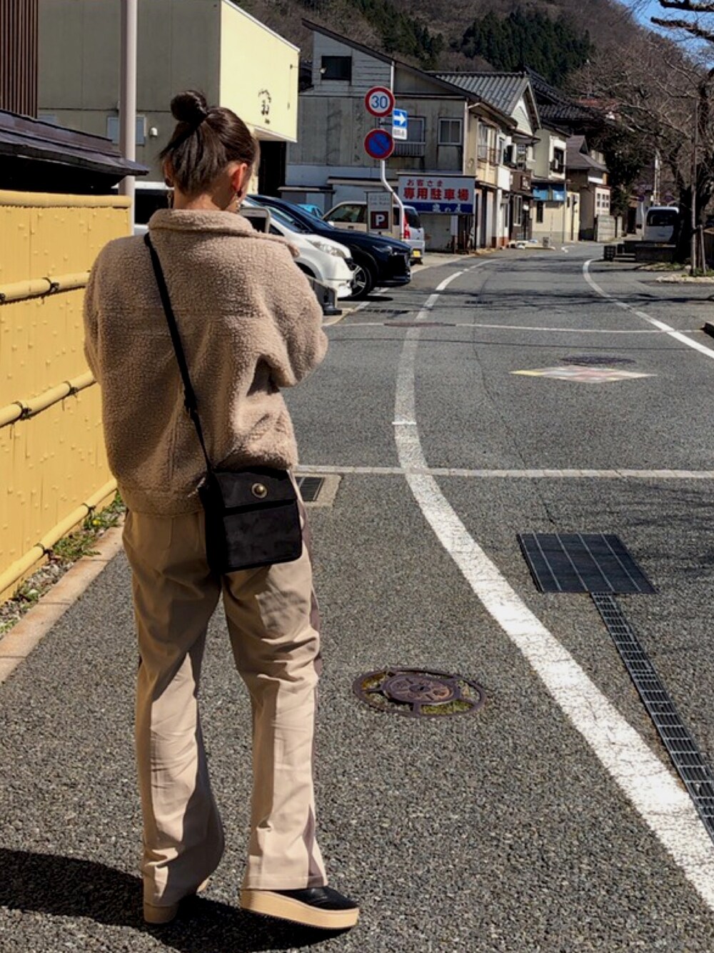 「mysticのアイテム（パンツ、ベージュ系）」を使った、にさん（レディース・153cm）の春コーディネートの1枚目の写真