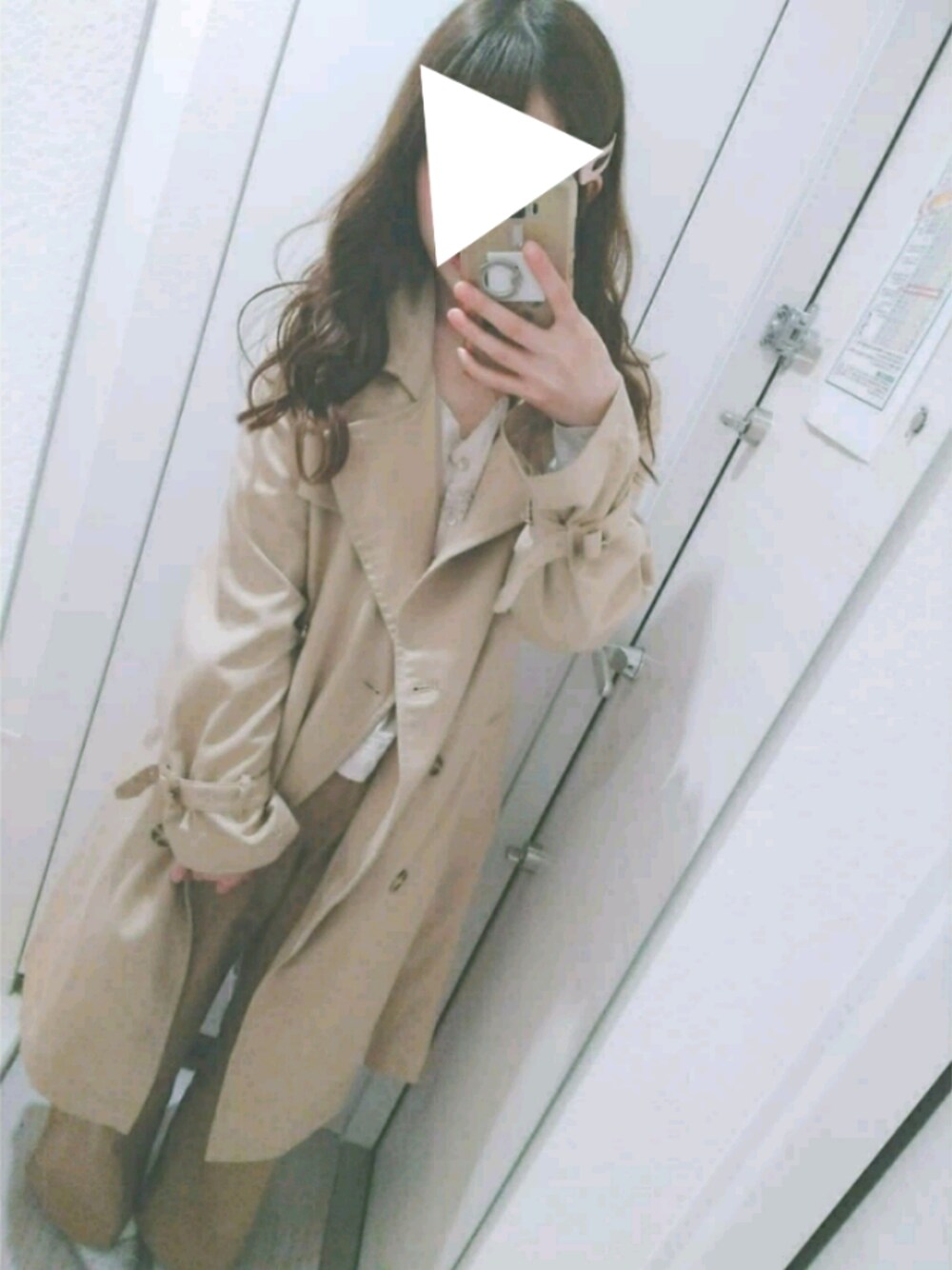 「春コーデ、ワイドパンツ、ワントーンコーデ、ベージュ、oneafteranotherNICECLAP、nice claup、チビコーデ、低身長、152cm、トレンチコート」｜「one after another NICE CLAUPの後ろケープ風トレンチコート（トレンチコート、ベージュ系）」を使った、aoiさん（レディース・152cm）の春コーディネートの1枚目の写真