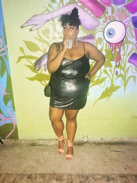 「アイテム（ドレス、シルバー系）」を使った、Imani Alicia Smithさん（レディース・175cm）の秋コーディネート