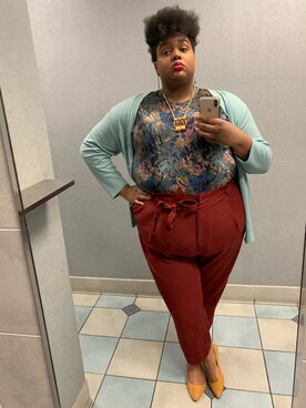 「business casual」｜「アイテム（パンツ）」を使った、Imani Alicia Smithさん（レディース・175cm）の春コーディネート