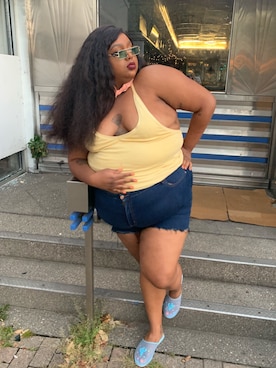 「plussize」｜「アイテム（スリッポン）」を使った、Imani Alicia Smithさん（レディース・175cm）の秋コーディネート