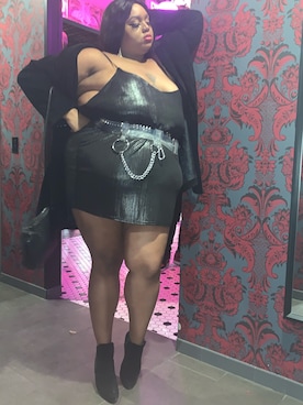 「アイテム（ドレス、シルバー系）」を使った、Imani Alicia Smithさん（レディース・175cm）の秋コーディネート