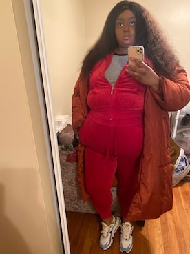 「red」｜「アイテム（オールインワン・サロペット）」を使った、Imani Alicia Smithさん（レディース・175cm）の冬コーディネート