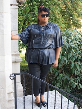 「ZeroUV（-）のアイテム」を使った、Imani Alicia Smithさん（レディース・175cm）の秋コーディネート