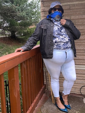 「アイテム（デニムジャケット、シルバー系）」を使った、Imani Alicia Smithさん（レディース・175cm）の春コーディネート