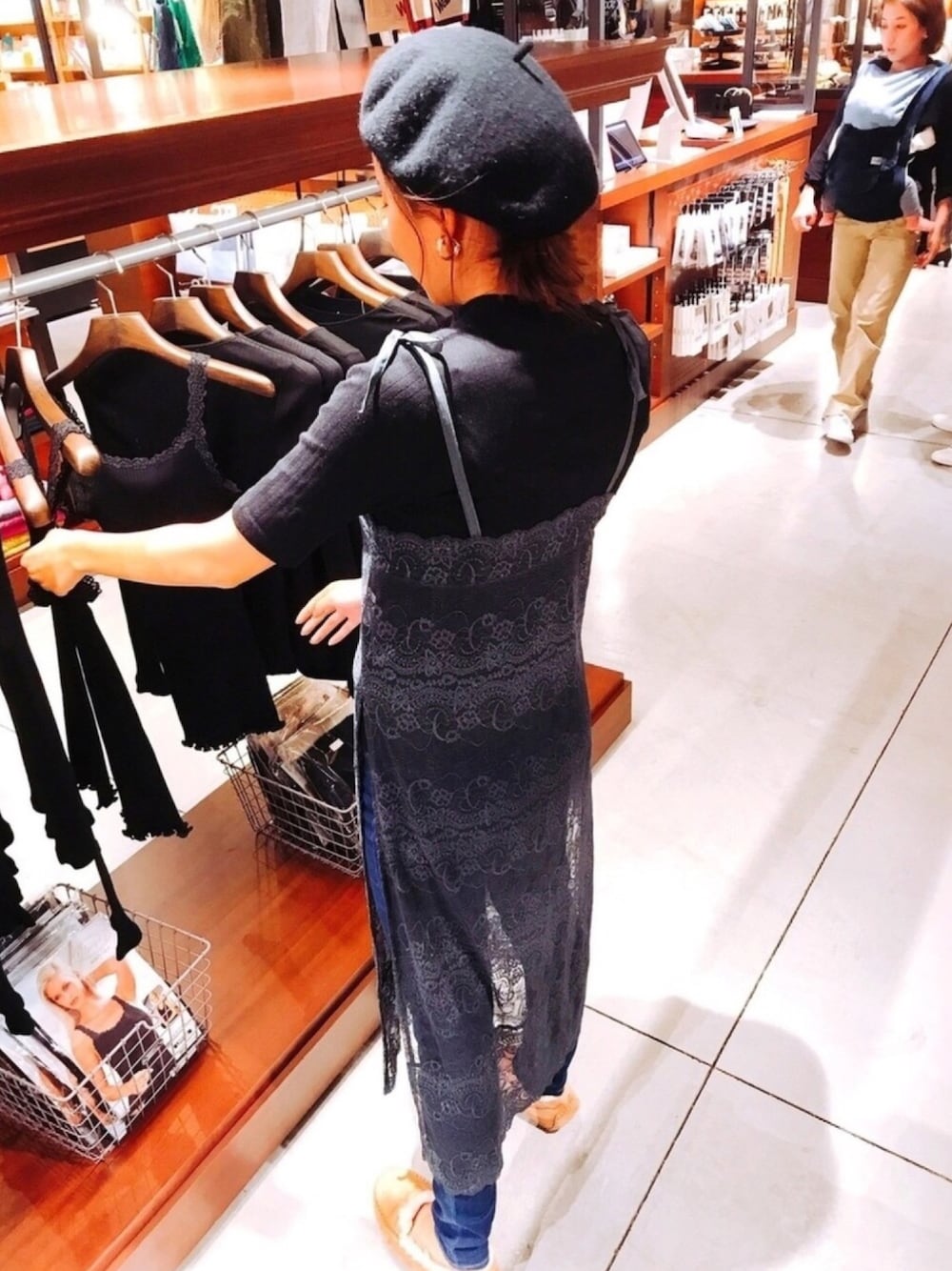 「秋のコーデ、ベレー帽、UGG、シンプルコーデ、ゆるコーデ、ブラックコーデ、モスグリーン」｜「UNIQLOのリブハイネックT（5分袖）（Tシャツ/カットソー、ブラック系）」を使った、mayukoさん（レディース・158cm）の秋コーディネートの1枚目の写真