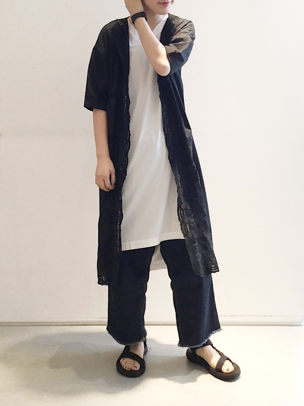 「デニム、ブラック、刺繍、デニムパンツ、サンダル、note et silence、しろ、白カットソー、レースガウン、OLIKA」｜「note et silence の◆ 120Z ネップデニム ワイドミリタリーPT（デニムパンツ、ブルー系）」を使った、よこさん（レディース・164cm）の夏コーディネートの1枚目の写真