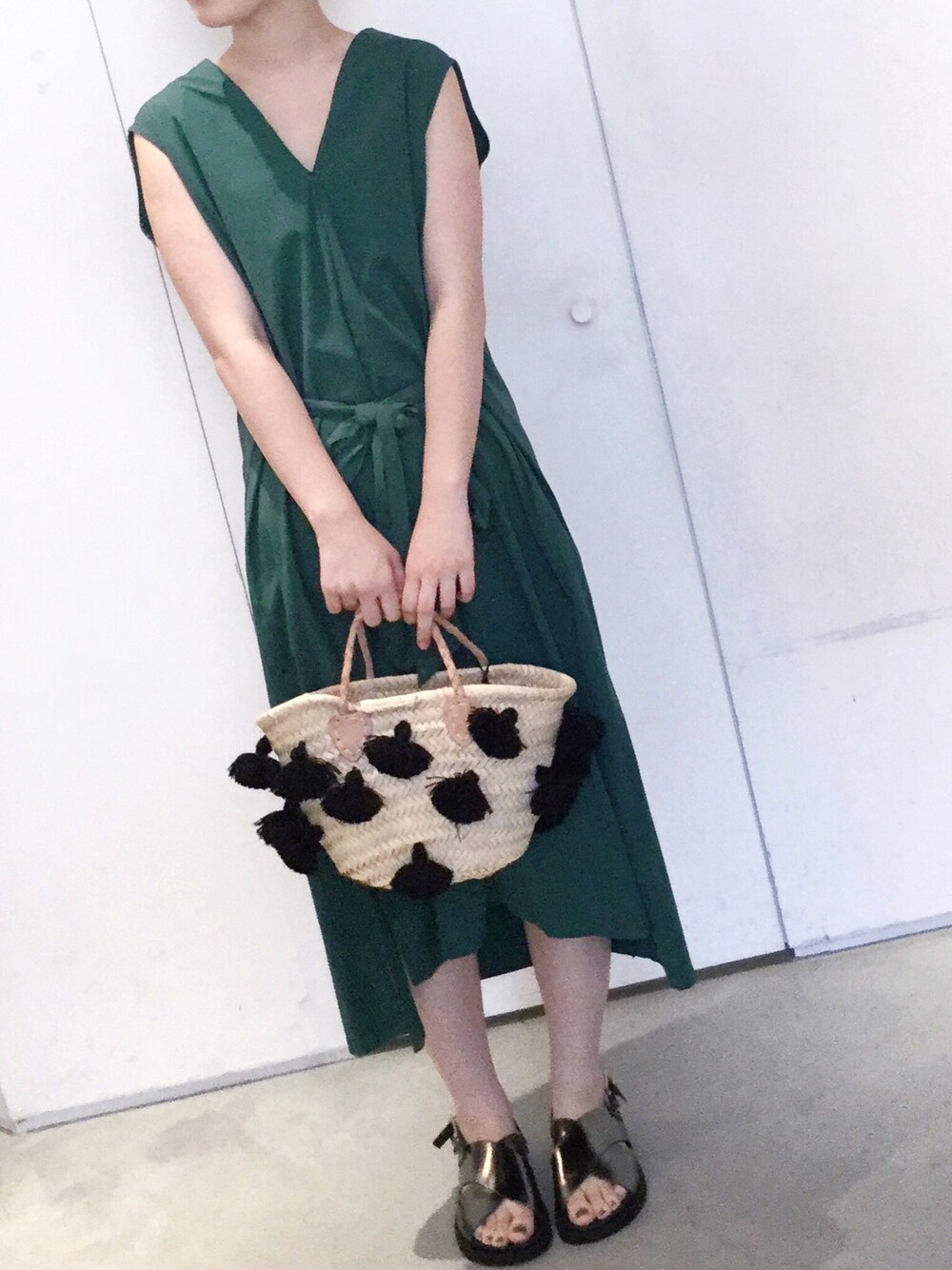 「ワンピース、カジュアル、グリーン、サンダル、シンプルコーデ、ノースリーブ、オトナカジュアル、noteetsilence、ノートエシロンス(note et silence)」｜「note et silence の〇 ストレッチブロード Vネックノースリ ワンピース（ワンピース、グリーン系）」を使った、よこさん（レディース・164cm）の夏コーディネートの1枚目の写真