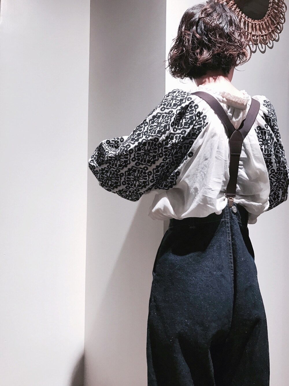 「夏コーデ、cardo fabrica、caph、caph troupe、note et silence、サスペンダー、刺繍、ブラウス、ブラウス×デニム」｜「cardo fabricaの★ 80/- ローン袖刺繍ギャザーブラウス（シャツ/ブラウス、ホワイト系）」を使った、よこさん（レディース・164cm）の夏コーディネートの1枚目の写真