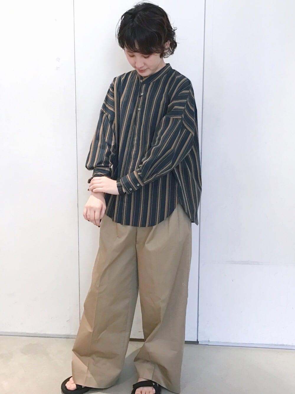 「カジュアルコーデ、ノートエシロンス(note et silence)、チノパン、シャツスタイル、スタンドカラー、タイプライター、ベージュ」｜「note et silence のアイテム（トップス、グリーン系）」を使った、よこさん（レディース・164cm）の夏コーディネートの1枚目の写真