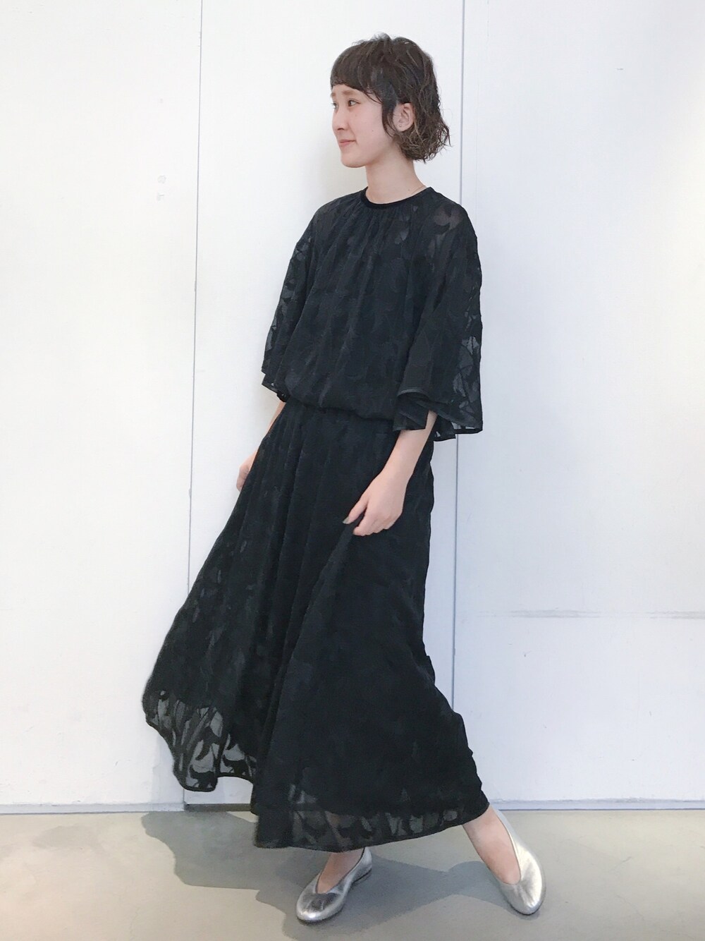 「黒、black、note et silence、ノートエシロンス(note et silence)、cardo fabrica、セットアップ」｜「cardo fabricaのPeシフォン楊柳 フラワーストライプ刺繍 フレアスリーブプルオーバー（シャツ/ブラウス、ブラック系）」を使った、よこさん（レディース・164cm）の夏コーディネートの1枚目の写真