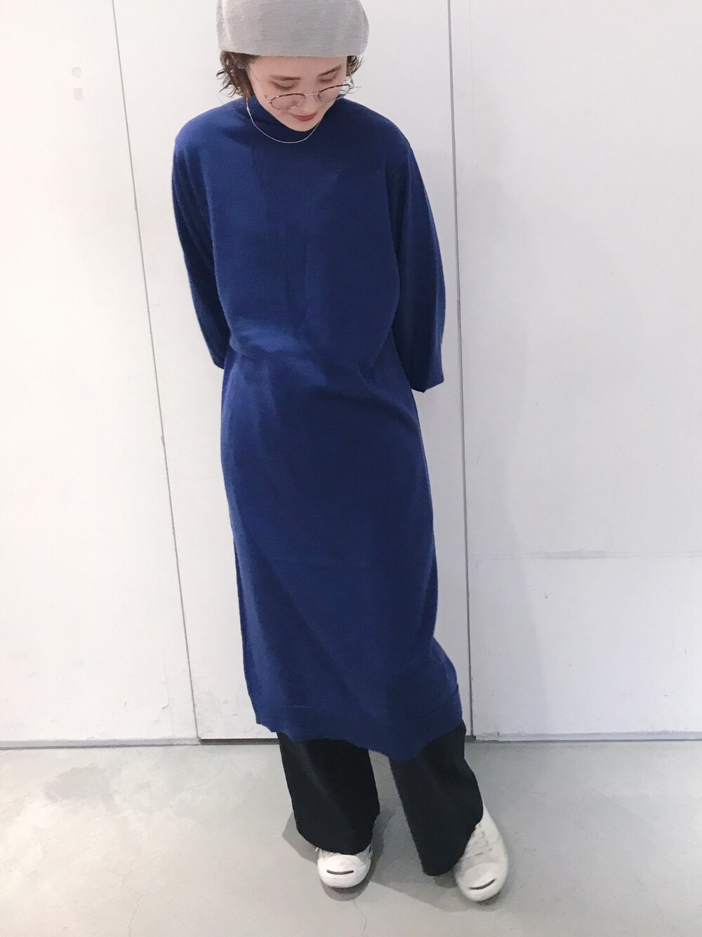 「シンプル、パンツスタイル、スニーカーコーデ、大人コーデ、大人カジュアル、ワンピース、ノートエシロンス(note et silence)、caph、ロイヤルブルー、ワイドパンツ」｜「caphのBASOLAN WOOL ハイネックOP（ワンピース、ブルー系）」を使った、よこさん（レディース・164cm）の秋コーディネートの1枚目の写真