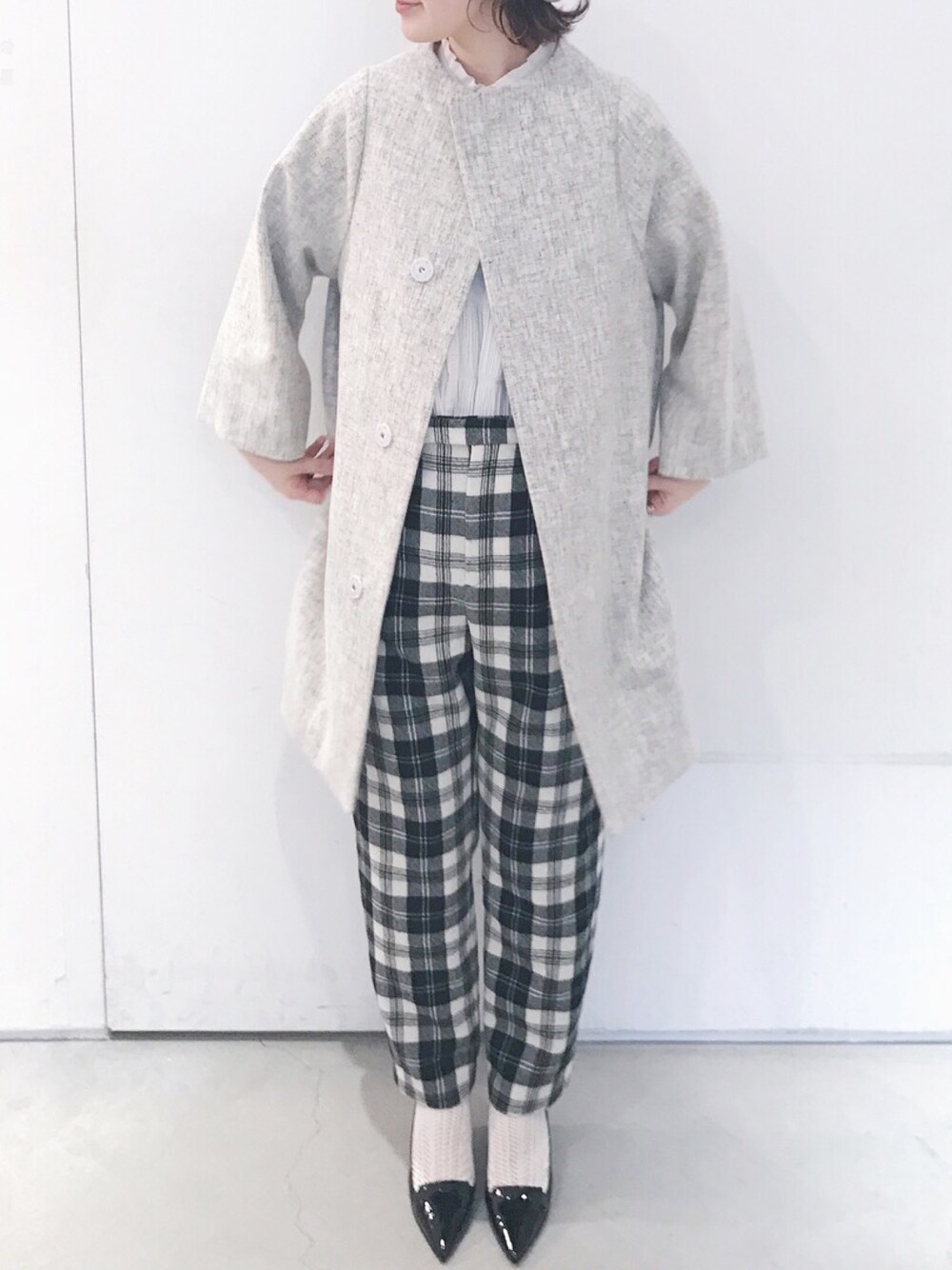 「シンプル、大人コーデ、アウター、冬コーデ、白、黒、モノクロ、ノートエシロンス(note et silence)、コクーンコート、コート」｜「Ebonyivoryのアイテム（パンツ、その他）」を使った、よこさん（レディース・164cm）の秋コーディネートの1枚目の写真