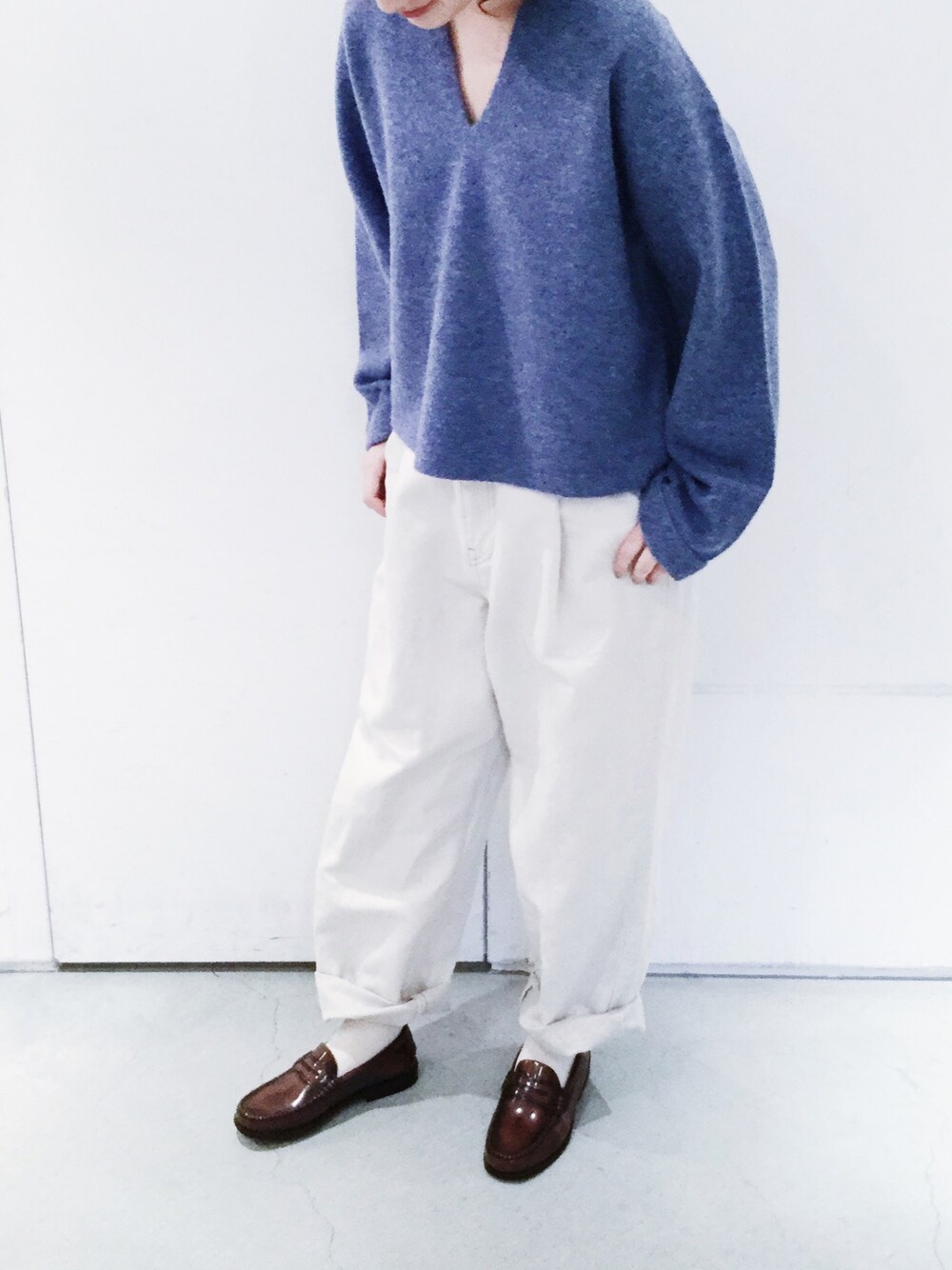 「冬コーデ、オトナカジュアル、シンプル、デニムパンツ、寒色系、ブルー、ローファー、ノートエシロンス(note et silence)、note et silence、caph」｜「note et silence の○ ブラッシュウール　スキッパープルオーバー（ニット/セーター、ブルー系）」を使った、よこさん（レディース・164cm）の冬コーディネートの1枚目の写真