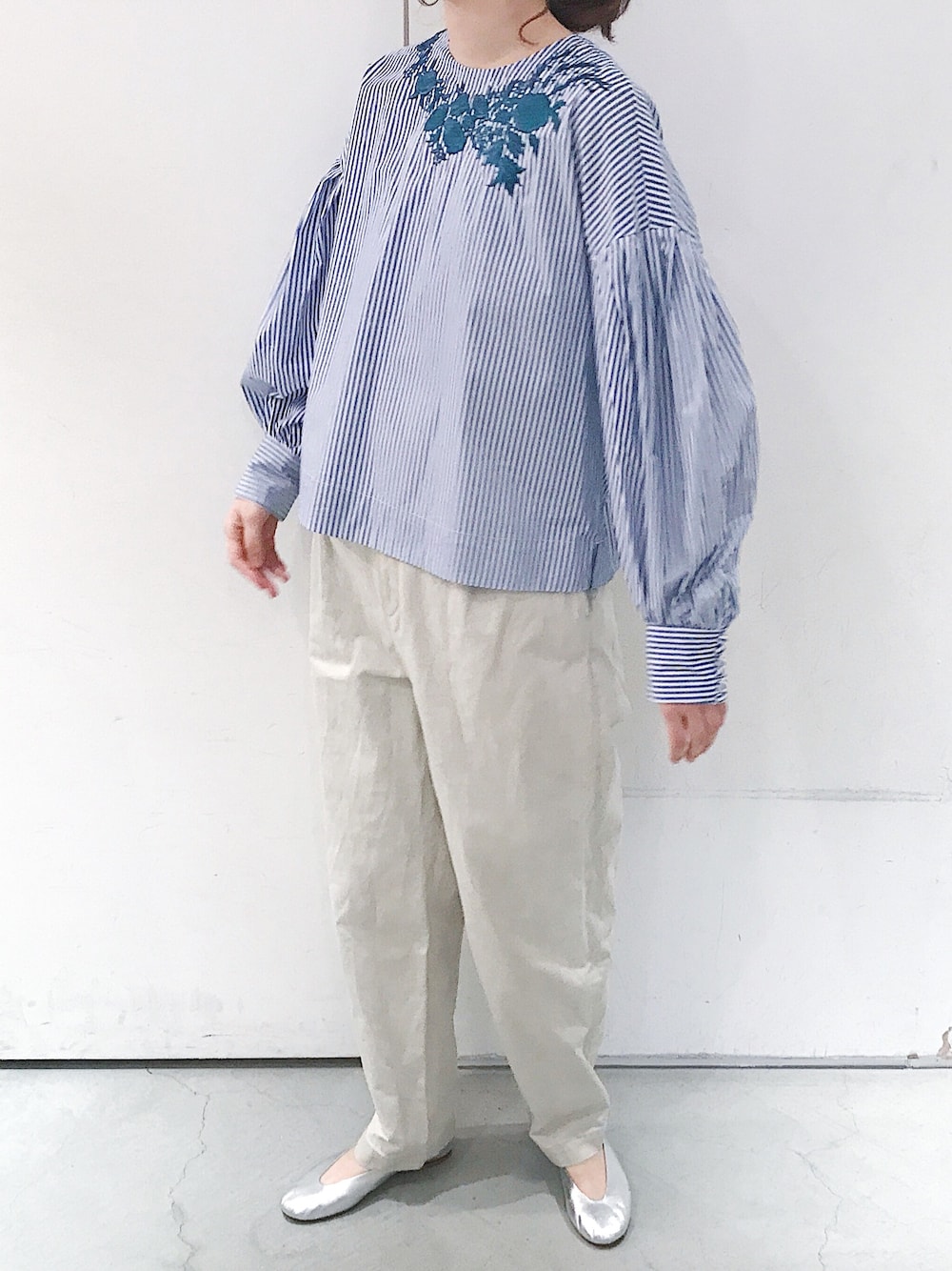 「ブラウス、刺繍、ストライプ、大人カジュアル、大人コーデ、note et silence、パンツスタイル、春コーデ、刺繍ブラウス、cardo fabrica」｜「cardo fabricaの先染めストライプ／ギンガムチェック　パーツ刺繍 ロングカフスブラウス（シャツ/ブラウス、ブルー系）」を使った、よこさん（レディース・164cm）の冬コーディネートの1枚目の写真