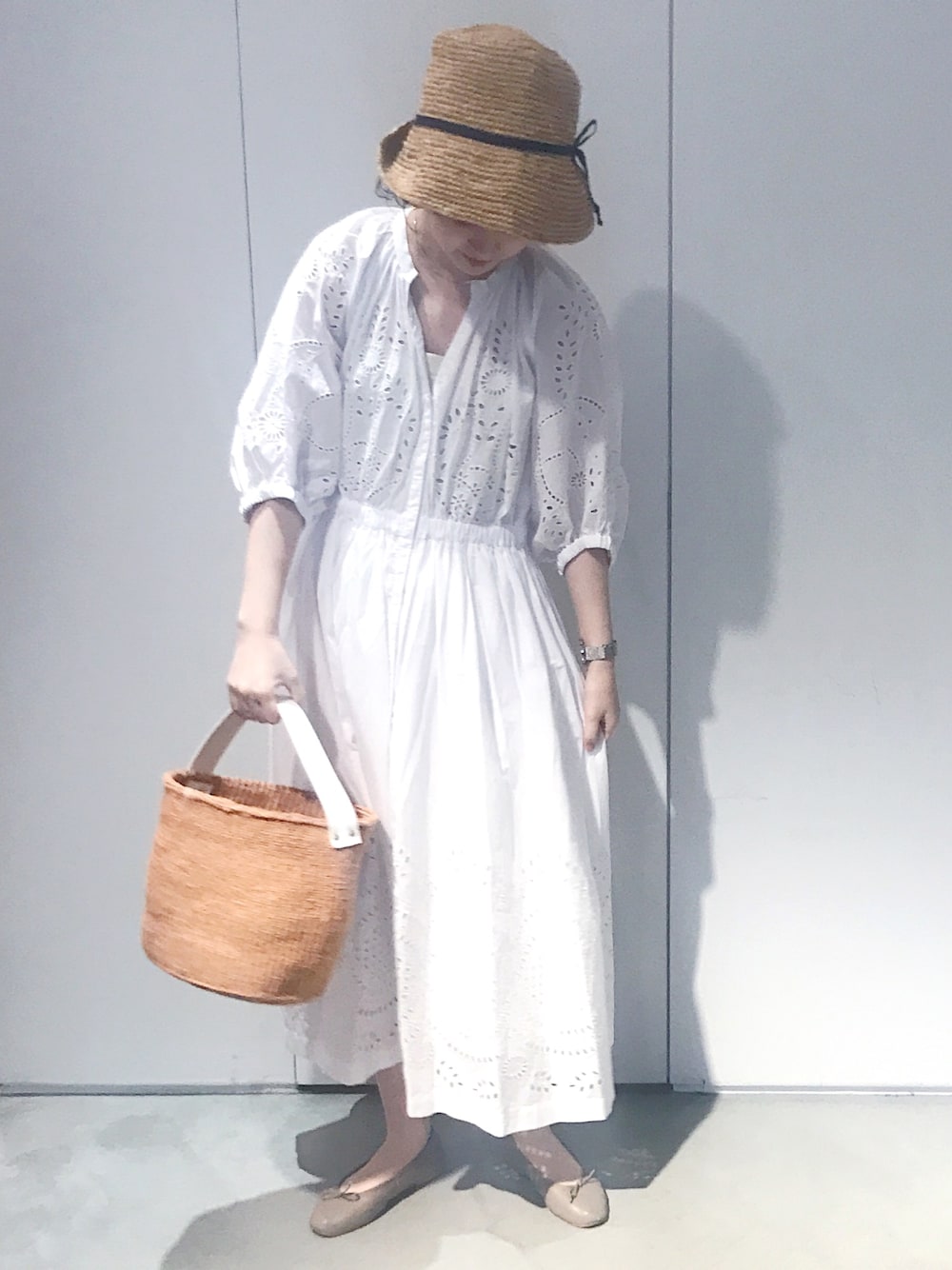「カジュアル、シンプル、ＧＷ、ワンピース、白ワンピース、刺繍ワンピース、麦わら帽子、ノートエシロンス(note et silence)、ホワイトコーデ、かごバッグ」｜「cardo fabricaの60/-ローン　カットワーク刺繍7分袖ワンピース（ワンピース、ホワイト系）」を使った、よこさん（レディース・164cm）の春コーディネートの1枚目の写真