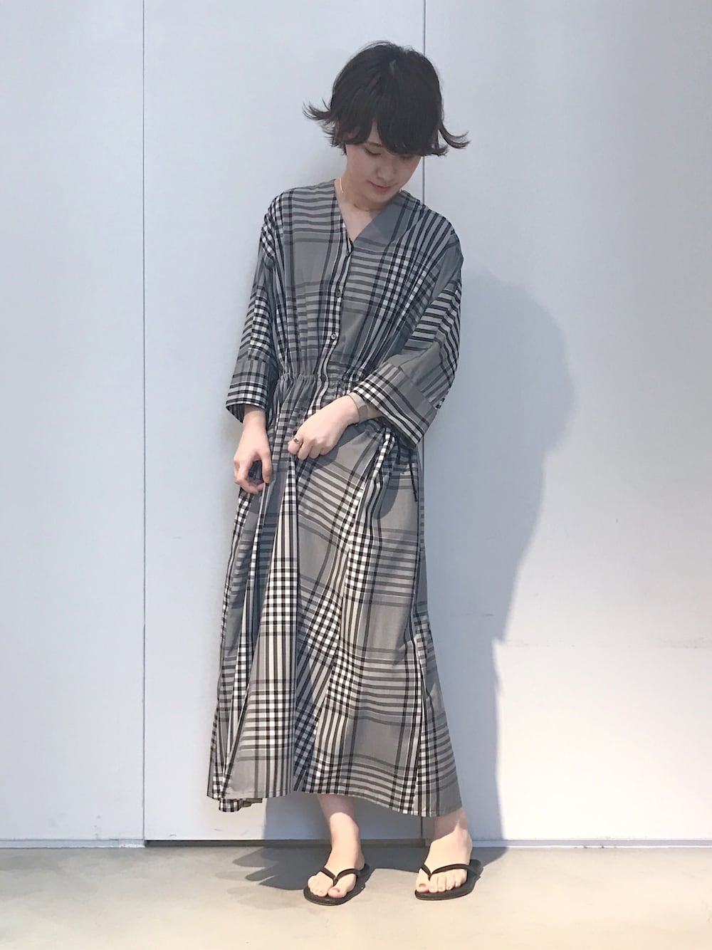 「夏、カジュアル、大人カジュアル、黒、チェック、チェックワンピース、note et silence、ラクチンコーデ、モノトーンコーデ、オトナ女子」｜「note et silence のビックチェック ウエストリボンワンピース（ワンピース、ブラック系）」を使った、よこさん（レディース・165cm）の夏コーディネートの1枚目の写真
