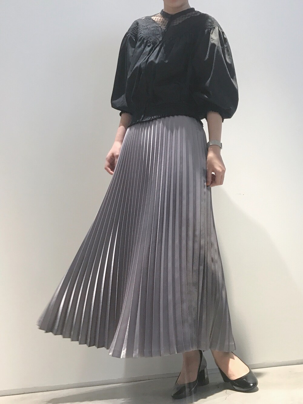 「夏、大人ガーリー、マキシスカート、プリーツスカート、刺繍、刺繍ブラウス、プリーツ、black、ノートエシロンス(note et silence)、cardo fabrica」｜「cardo fabricaの60/-綿サテン／ ヨーク刺繍シャーリングブラウス（シャツ/ブラウス、ブラック系）」を使った、よこさん（レディース・165cm）の夏コーディネートの1枚目の写真
