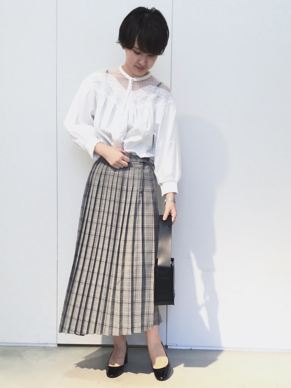 「秋のコーデ、大人ガーリー、秋コーデ、モノトーンコーデ、ブラック、ホワイト、チェック、チェックスカート、白ブラウス、ブラウス」｜「cardo fabricaの60/-綿サテン／ ヨーク刺繍シャーリングブラウス（シャツ/ブラウス、ホワイト系）」を使った、よこさん（レディース・165cm）の夏コーディネートの1枚目の写真