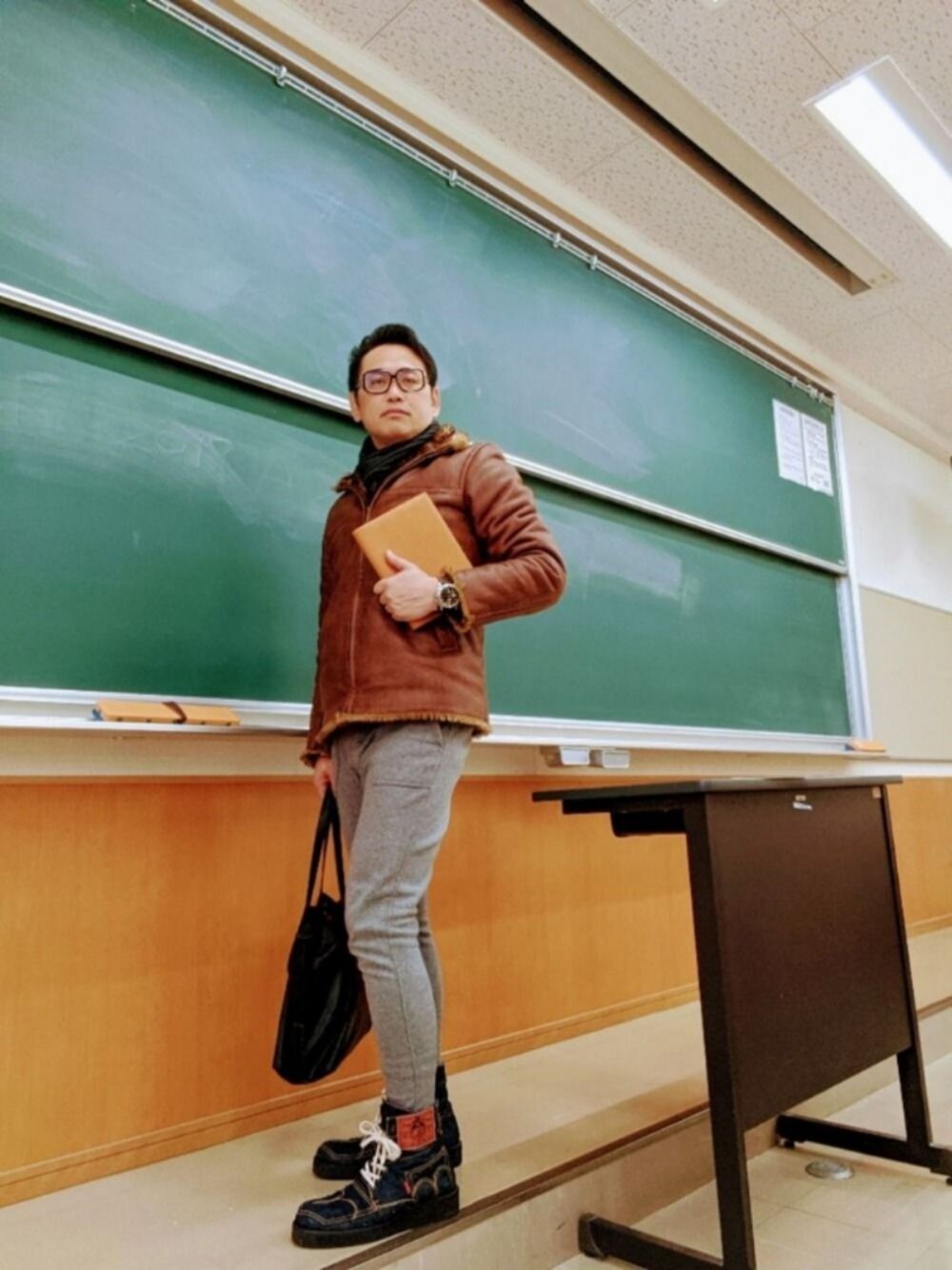 「ブラウン色に染まれ、古着MIX、今季一番の寒波、朝一講義、教壇、冬コーデ、ボアジャケット」｜「glambのアイテム（ブーツ、ブルー系）」を使った、眼鏡教員（佐藤三矢）さん（メンズ・176cm）の冬コーディネートの1枚目の写真