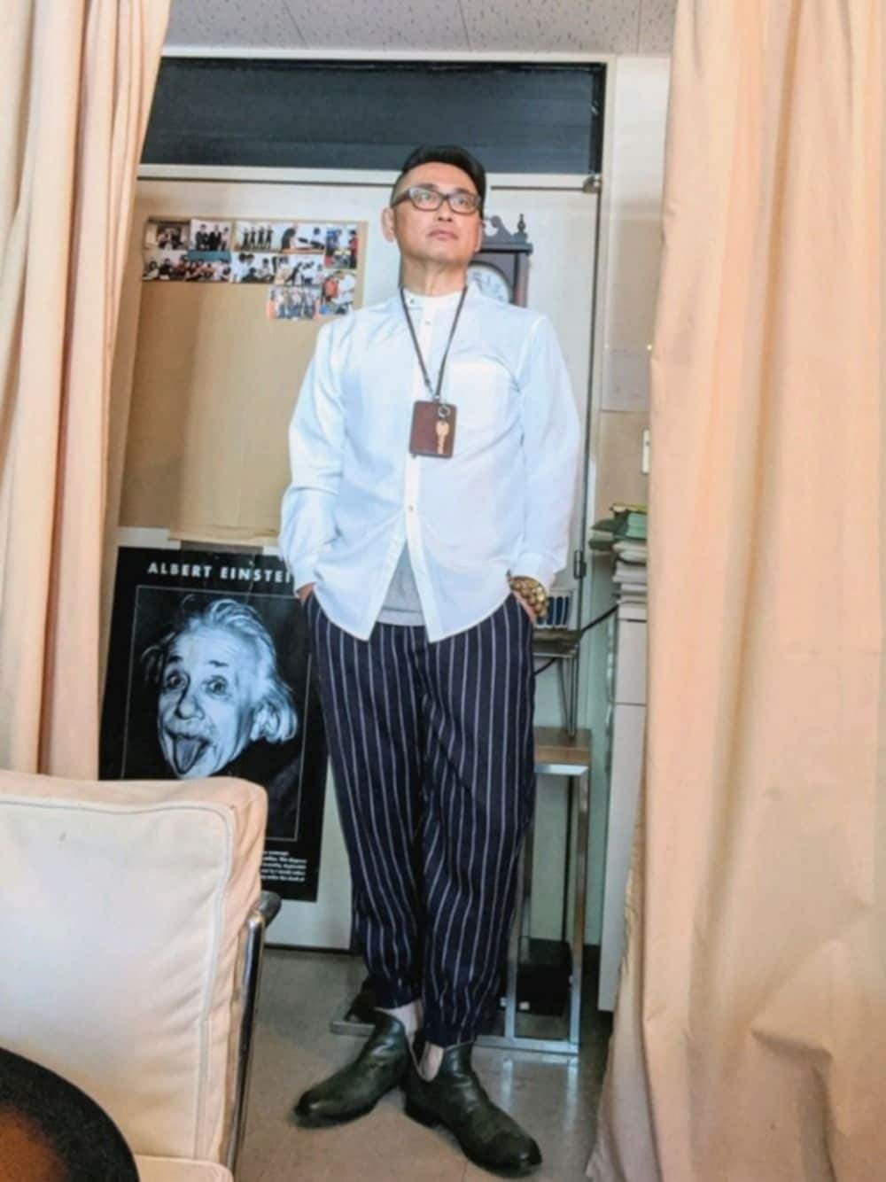 グレー系のTシャツ/カットソー、グリーン系のブーツ、ブルー系のその他パンツを着用したメンズの春コーディネートの1枚目の写真