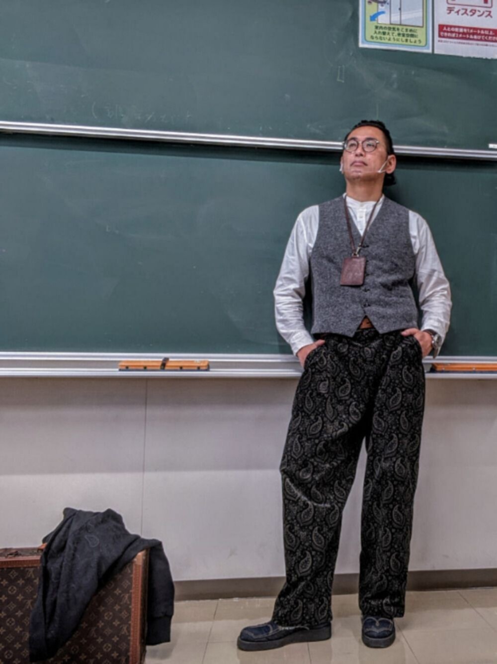 ブラック系のその他パンツ、ブルー系のブーツ、ホワイト系のシャツ/ブラウスを着用したメンズの秋コーディネートの1枚目の写真