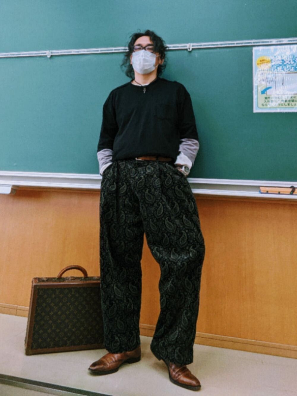 「タックイン、ペイズリー、ペイズリー柄パンツ、仕事コーデ、仕事着、仕事スタイル、眼鏡、眼鏡男子」｜「glambの【glamb】Corduroy wide pants（その他パンツ、ブラック系）」を使った、眼鏡教員（佐藤三矢）さん（メンズ・176cm）の春コーディネートの1枚目の写真
