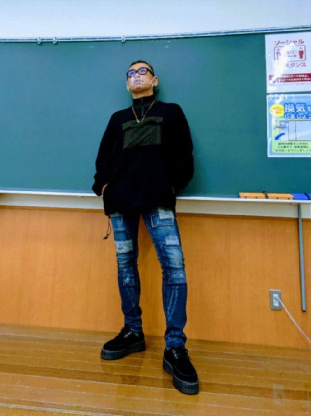 「今日のコーデ、ブラック、デニムパンツ、ドクターマーチン、ドクターマーチン3ホール、オーバーサイズニット、職場、メガネ男子、glamb、スキニーデニム」｜「Dr. Martensのアイテム（ドレスシューズ、ブラック系）」を使った、眼鏡教員（佐藤三矢）さん（メンズ・176cm）の秋コーディネートの1枚目の写真