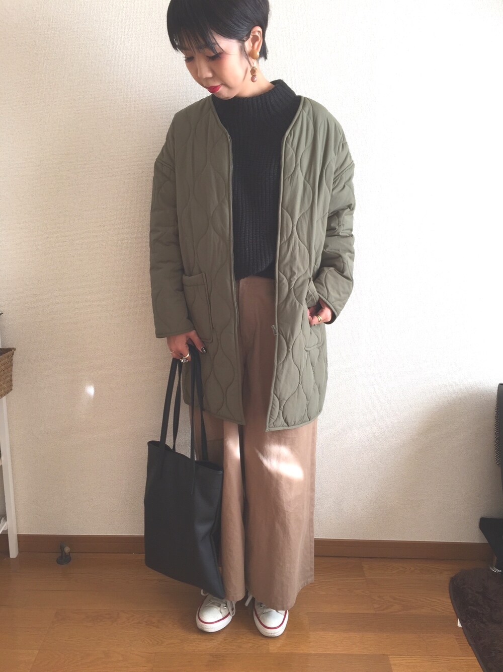 グリーン系のブルゾン、ブラウン系のその他パンツ、ブラック系のトートバッグを着用したレディースの冬コーディネートの1枚目の写真