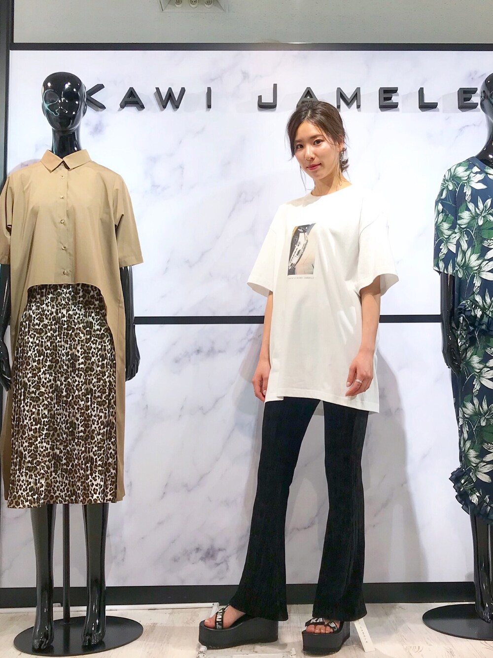 「モノトーンコーデ、モノトーン、スボーツミックス、スポーツサンダル、白Tシャツ、カジュアルコーデ、ラフ、ゆるコーデ、KAWI JAMELE」｜「KAWI JAMELEのアイテム（Tシャツ/カットソー、ホワイト系）」を使った、布川桃花さん（レディース・165cm）の春コーディネートの1枚目の写真