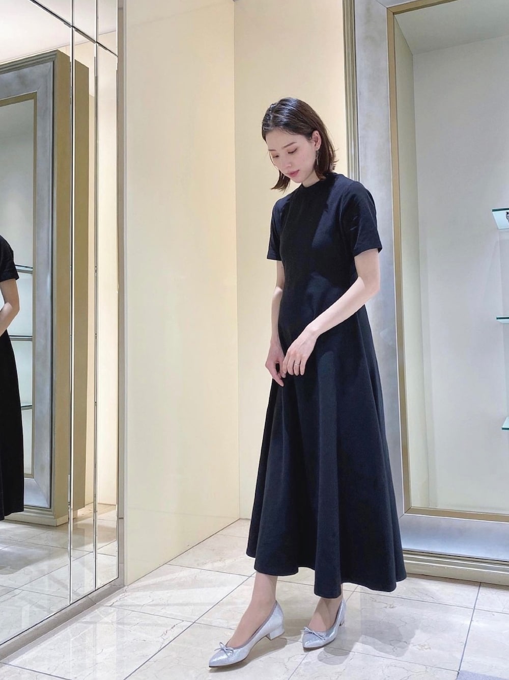「おしゃれさんと繋がりたい、ロングスカート、スカート、フラットシューズ、バレエシューズ、ペタンコ靴、ロングワンピース、ワンピース、大人コーデ、シンフルコーデ」｜「銀座かねまつのアイテム（バレエシューズ、シルバー系）」を使った、布川桃花さん（レディース・165cm）の春コーディネートの1枚目の写真