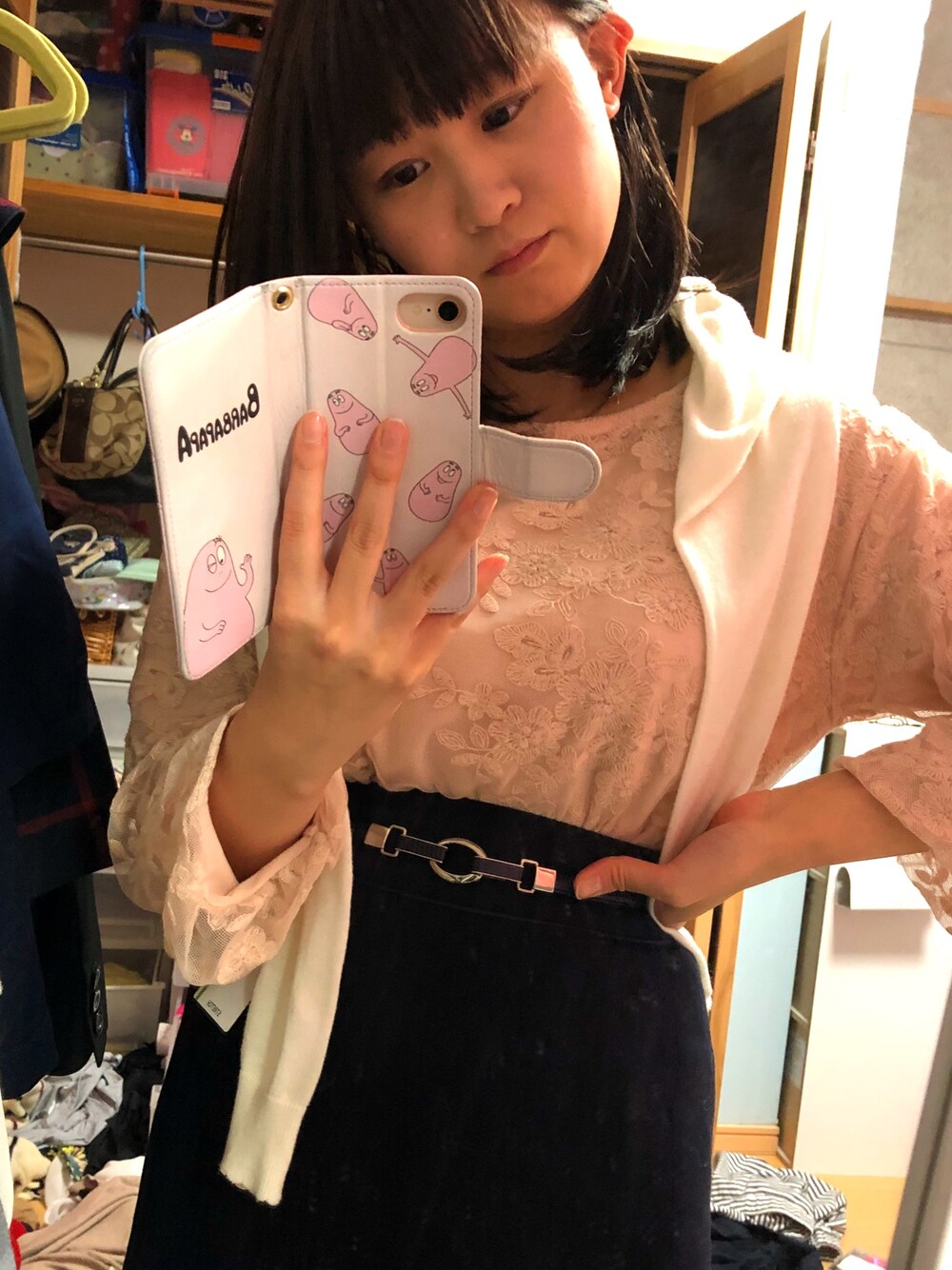 「ピンク、スーツ、オフィスカジュアル、秋、ピンク ×ネイビー、紺スーツ、オフィススタイル」｜「earth music&ecologyのアイテム（シャツ/ブラウス、ピンク系）」を使った、藤木 星姫さん（レディース・153cm）の秋コーディネートの1枚目の写真