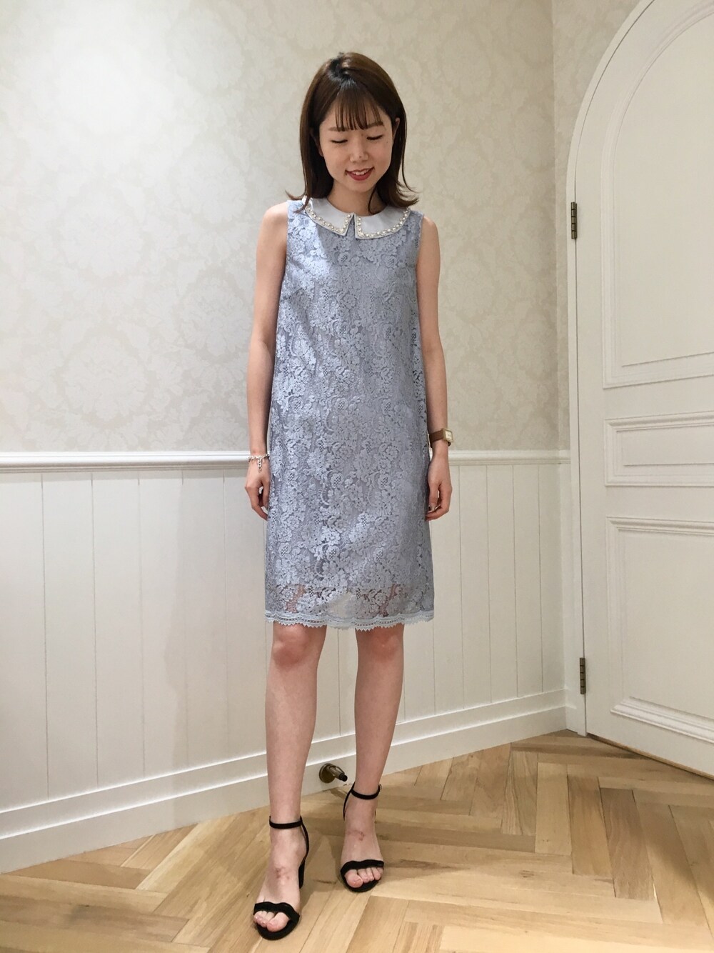 ブラック系のサンダル、ブルー系のワンピースを着用したレディースの夏コーディネートの1枚目の写真