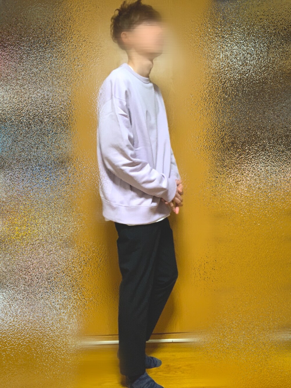 ピンク系のスウェット、ブラック系のスラックスを着用したメンズの春コーディネートの1枚目の写真