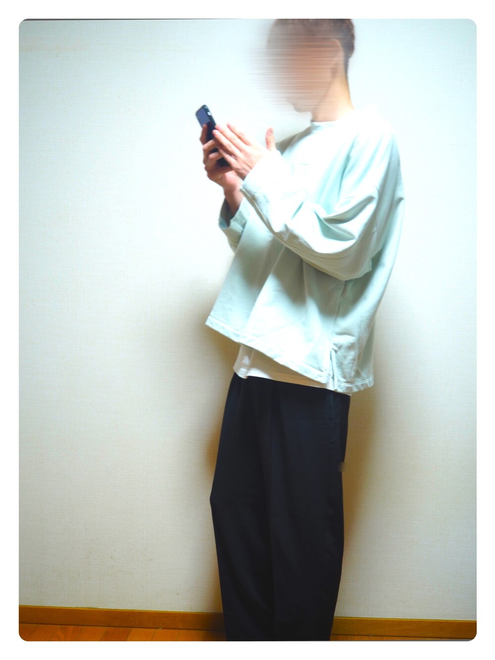 ホワイト系のTシャツ/カットソー、ブルー系のパーカー、ブラック系のその他パンツを着用したメンズの春コーディネートの1枚目の写真