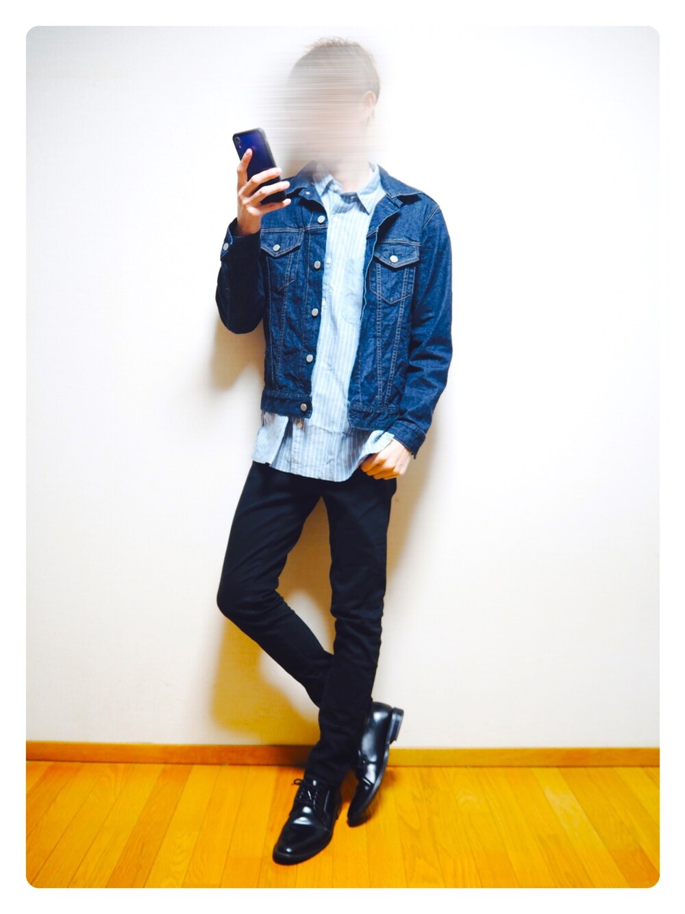 ブルー系のブルゾン、ブラック系のデニムパンツ、ブラック系のドレスシューズを着用したメンズの春コーディネートの1枚目の写真