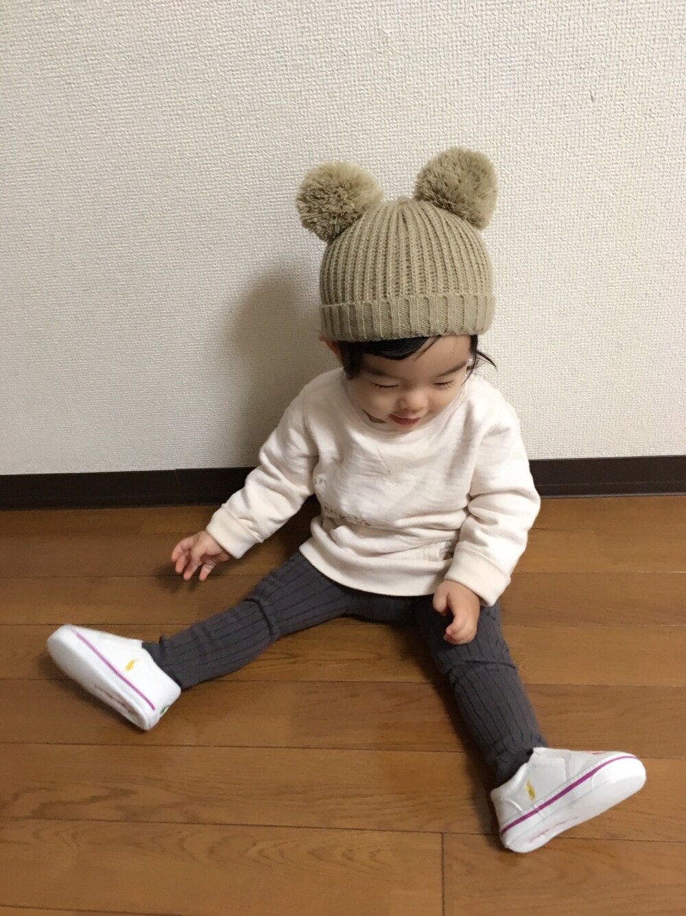「キッズコーデ、キッズファッション、ニット帽、トレーナー、タイツ、ベビーシューズ、1歳1ヶ月」｜「DAISOのアイテム（ニットキャップ/ビーニー、ベージュ系）」を使った、Kuru☺︎さん（キッズ・70cm）の冬コーディネートの1枚目の写真