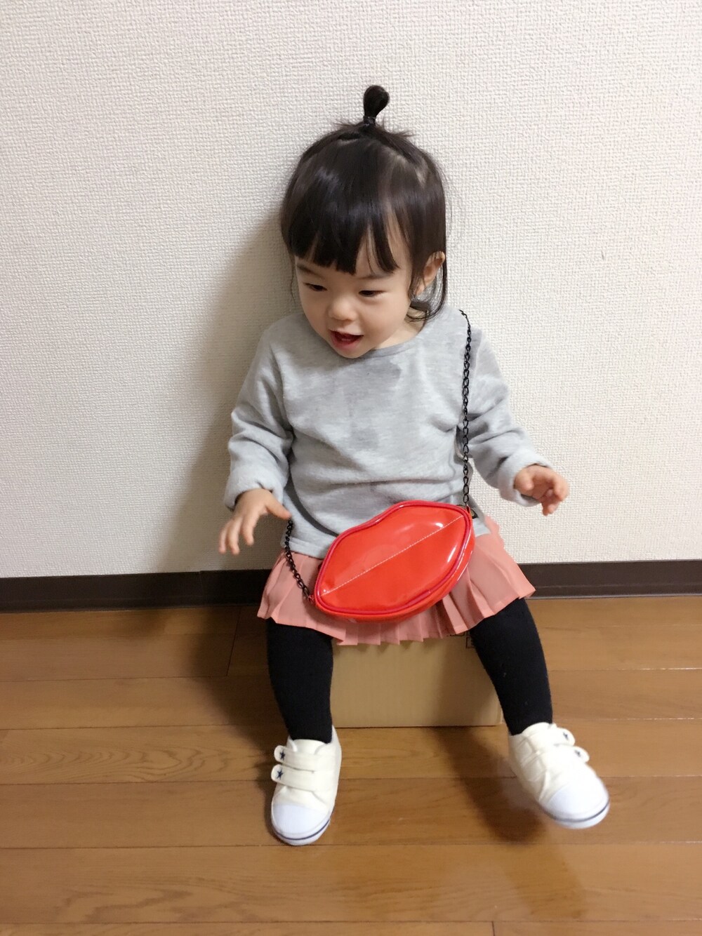 「キッズコーデ、キッズファッション、チュニック、タイツ、ベビーシューズ、おだんごヘアー、ショルダーバッグ、1歳1ヶ月」｜「DAISOのアイテム（ショルダーバッグ、レッド系）」を使った、Kuru☺︎さん（キッズ・70cm）の冬コーディネートの1枚目の写真