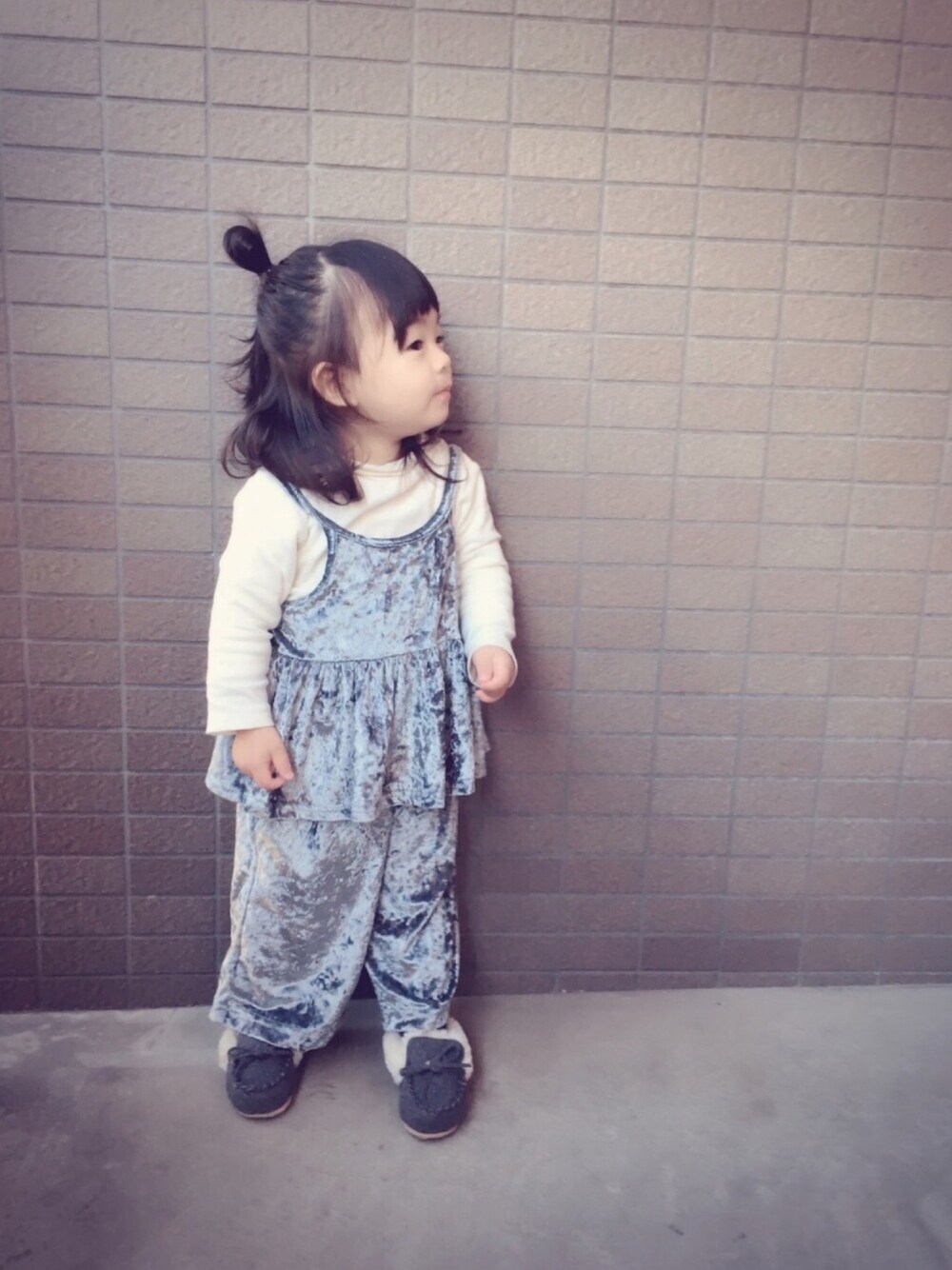 「ハイネックトップス、キャミソール、ワイドパンツ、セットアップ、ベロアキャミ、ベロアワイドパンツ、モカシン、おだんごヘアー、２歳1ヶ月」｜「no brandのアイテム（キャミソール、ブルー系）」を使った、Kuru☺︎さん（キッズ・80cm）の冬コーディネートの1枚目の写真