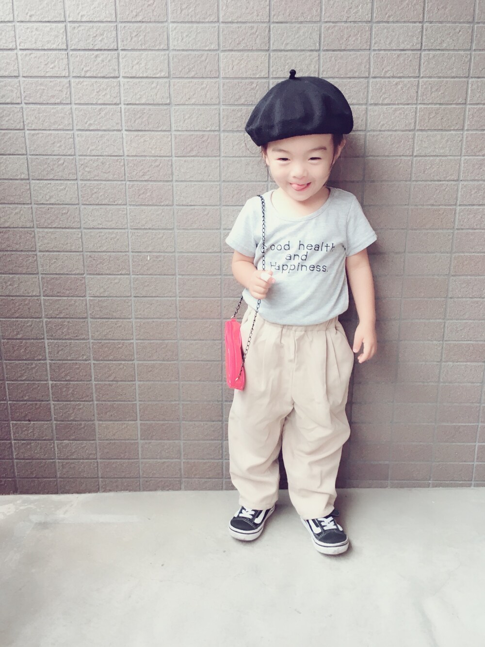 「ベレー帽、Tシャツ、パンツスタイル、テーパードパンツ、スニーカー、オールドスクール、ショルダーバッグ、くちびるバッグ、2歳8ヶ月、秋コーデ」｜「3coinsのアイテム（ハンチング/ベレー帽、ブラック系）」を使った、Kuru☺︎さん（キッズ・80cm）の秋コーディネートの1枚目の写真