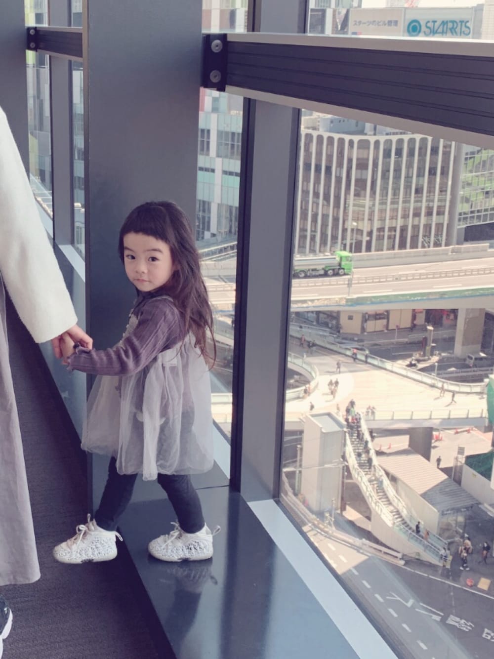「リブトップス、キャミソール、レギンス、スニーカー、3歳3ヶ月、キッズコーデ」｜「petit mainのアイテム（トップス、パープル系）」を使った、Kuru☺︎さん（キッズ・90cm）の春コーディネートの1枚目の写真