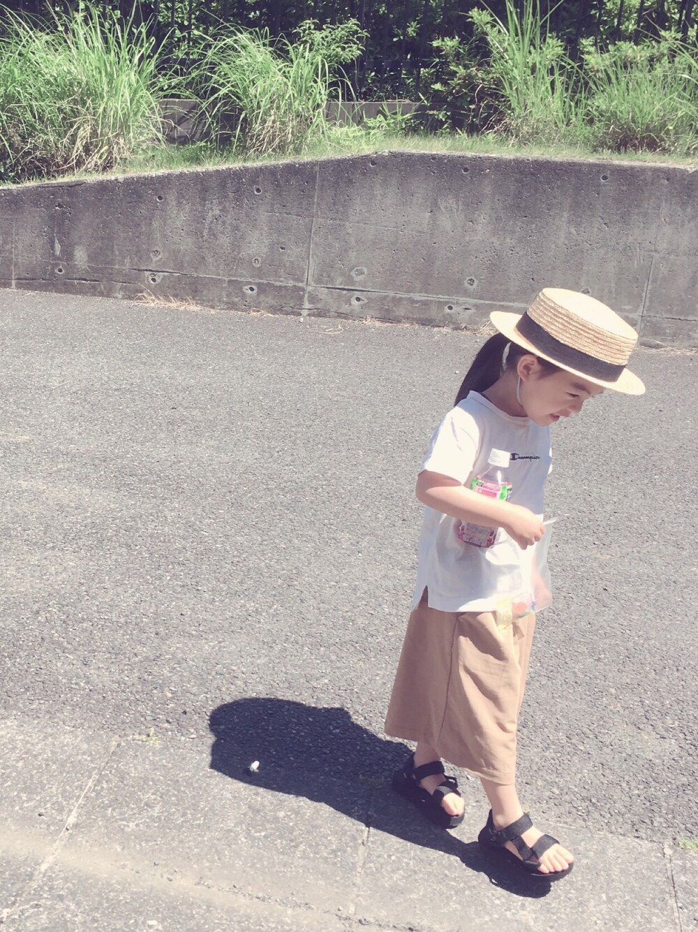 「ロゴT、白Tシャツ、カットソー、ワイドパンツ、カンカン帽、サンダル、スポーツサンダル、夏コーデ、3歳5ヶ月」｜「Championのアイテム（Tシャツ/カットソー、ホワイト系）」を使った、Kuru☺︎さん（キッズ・90cm）の春コーディネートの1枚目の写真