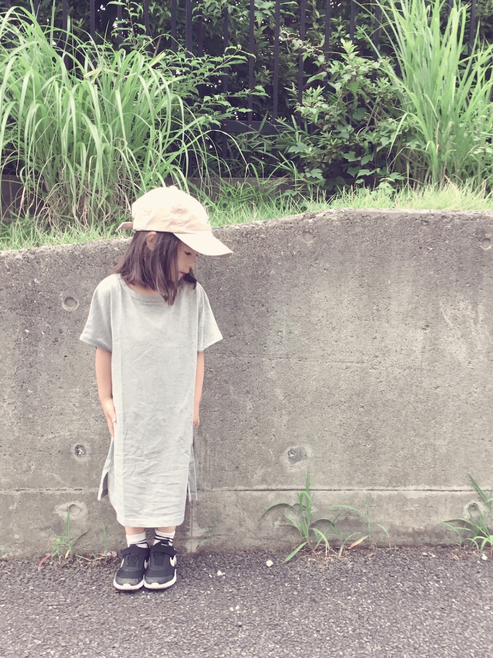 「ワンピース、マキシ丈ワンピース、ラインソックス、スニーカー、キッズコーデ、ボブヘアー、きりっぱなしボブ、3歳7ヶ月、キャップ」｜「SHIPSのSHIPS KIDS:ワンポイント ロゴ キャップ（キャップ、ベージュ系）」を使った、Kuru☺︎さん（キッズ・90cm）の夏コーディネートの1枚目の写真