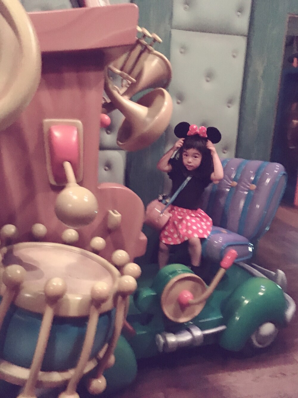 「カチューシャ、肩フリルトップス、ドットスカート、スニーカー、ポップコーンバケット、ミニー、ミニーコーデ、Disneyland、ミッキーの家、3歳7ヶ月」｜「Disneyのアイテム（カチューシャ、ブラック系）」を使った、Kuru☺︎さん（キッズ・90cm）の夏コーディネートの1枚目の写真