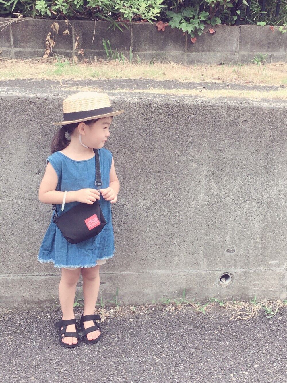「カンカン帽、ノースリーブトップス、ショートパンツ、サンダル、スポサン、ショルダーバッグ、3歳8ヶ月、キッズコーデ、キッズファッション、夏コーデ」｜「no brandのアイテム（ハット、ベージュ系）」を使った、Kuru☺︎さん（キッズ・90cm）の夏コーディネートの1枚目の写真