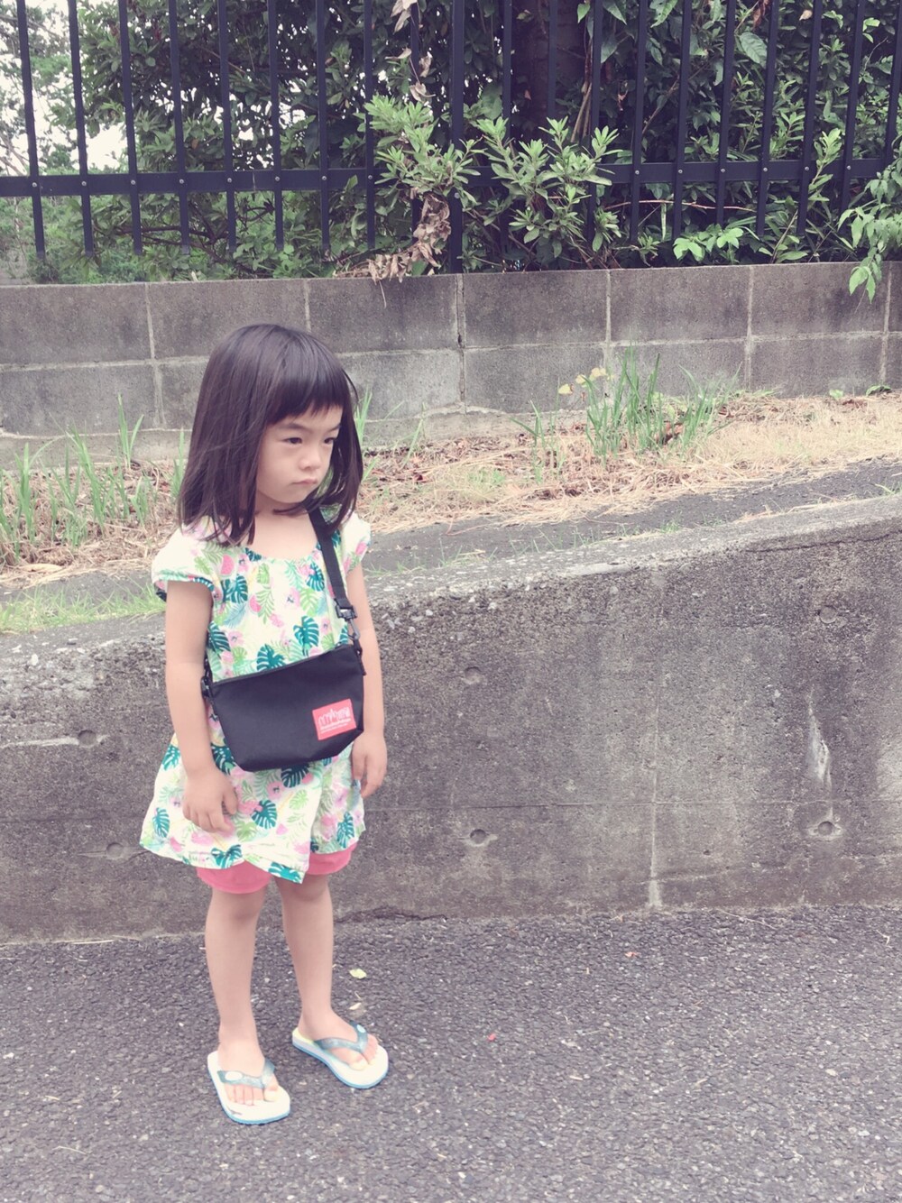 「ワンピース、ショートパンツ、ビーチサンダル、ショルダーバッグ、キッズコーデ、夏コーデ、3歳8ヶ月」｜「H&Mのアイテム（ワンピース、グリーン系）」を使った、Kuru☺︎さん（キッズ・90cm）の夏コーディネートの1枚目の写真
