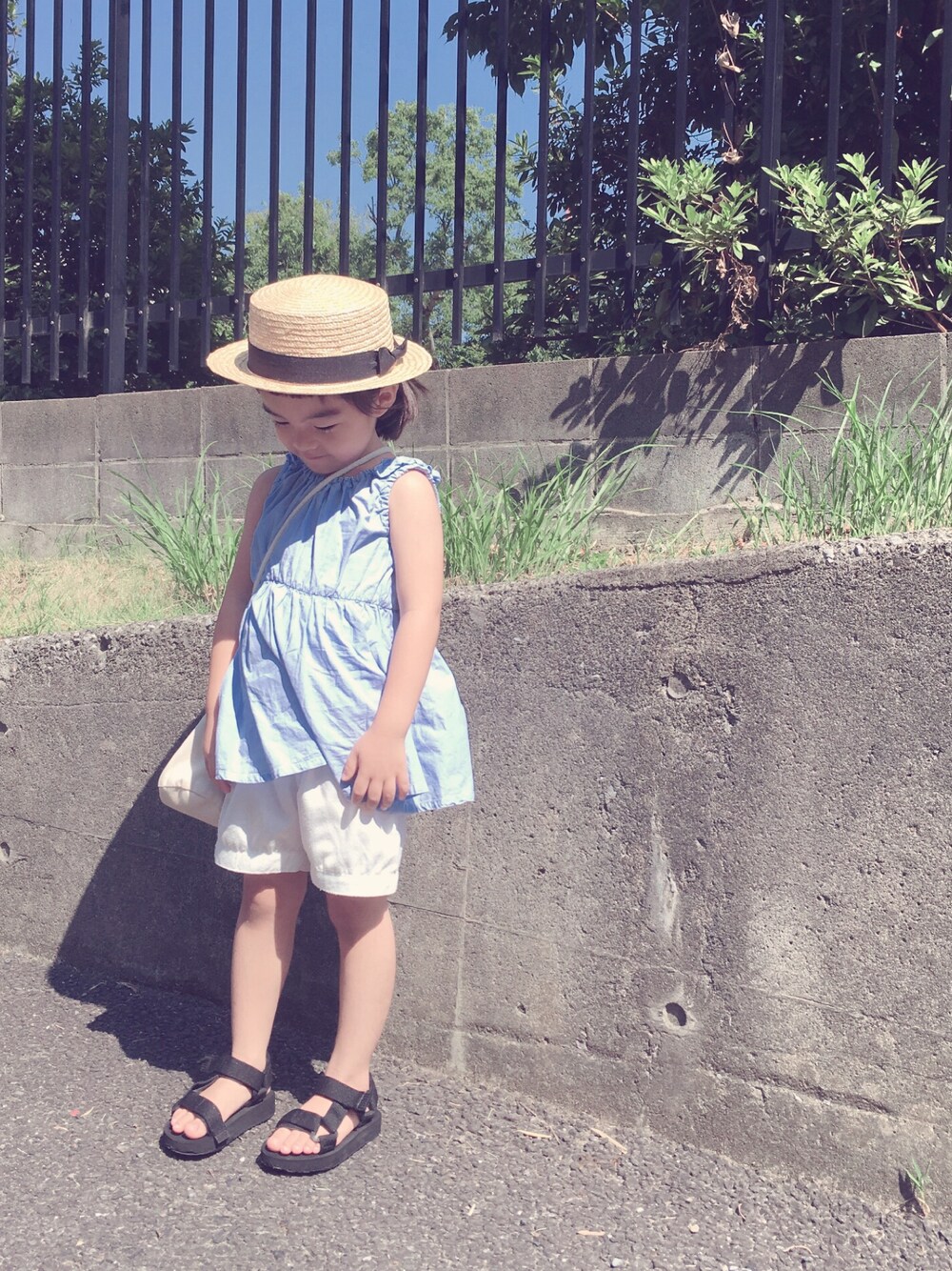 「カンカン帽、ノースリーブ、ショートパンツ、巾着バッグ、スポサン、サンダル、夏コーデ、キッズコーデ、3歳8ヶ月」｜「no brandのアイテム（ワンピース、ブルー系）」を使った、Kuru☺︎さん（キッズ・90cm）の夏コーディネートの1枚目の写真