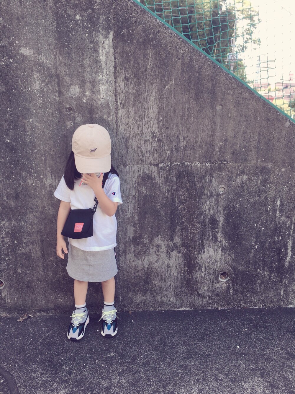 「Tシャツ、スカート、キャップ、ショルダーバッグ、スニーカー、yeezyboost、yeezyboost700、キッズコーデ、秋コーデ、スポーツミックス」｜「EASTBOYのアイテム（スカート、グレー系）」を使った、Kuru☺︎さん（キッズ・90cm）の秋コーディネートの1枚目の写真